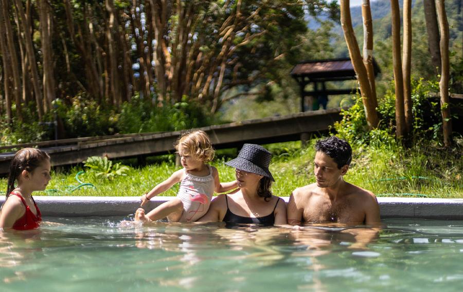 Familia en Termas Cochamó